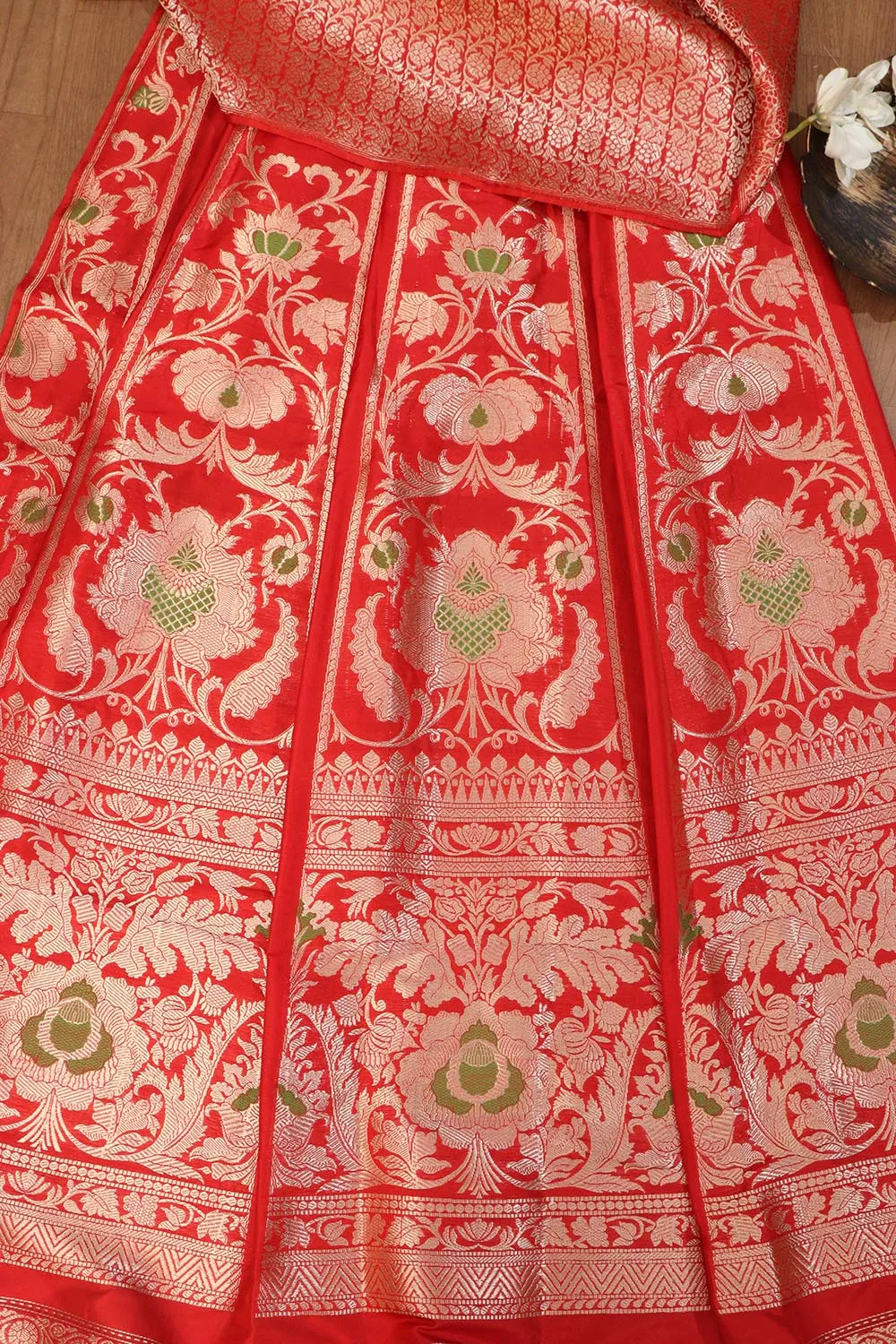 Red Banarasi Silk Lehenga Set: Exquisite Elegance