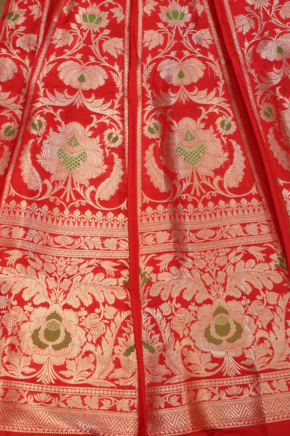 Red Banarasi Silk Lehenga Set: Exquisite Elegance