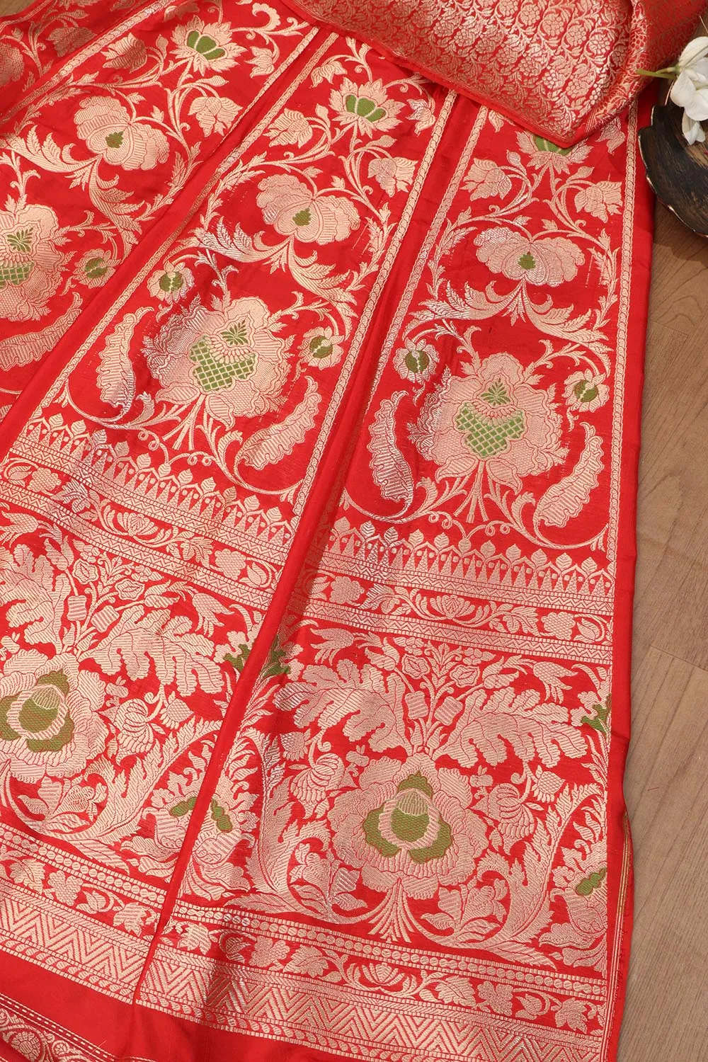 Red Banarasi Silk Lehenga Set: Exquisite Elegance